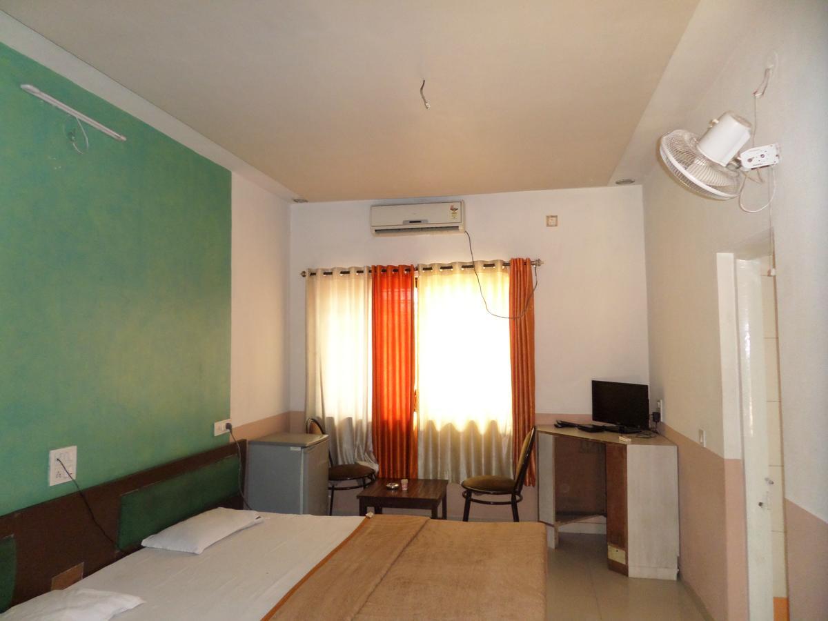Hotel Ayodhya นาชิก ภายนอก รูปภาพ