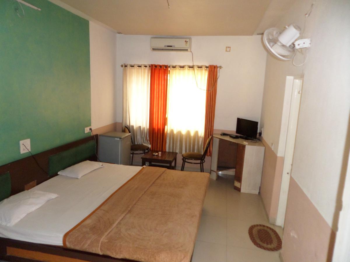 Hotel Ayodhya นาชิก ภายนอก รูปภาพ